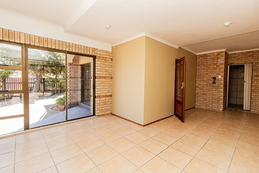 To Let 5 Bedroom Property for Rent in Hersham Western Cape